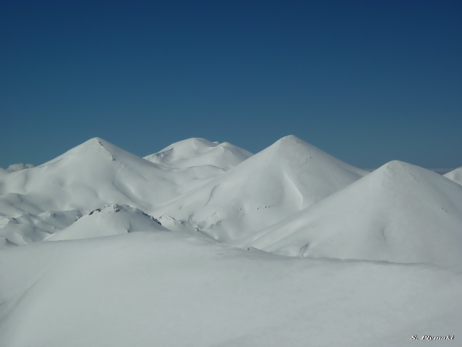 View from KASTRO summit (2,218m): the 3 Pyramids - Askyfou Soros, Grias Soros, Mesa Soros (Feb 2012)