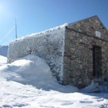 Svourihti Hut -Frozen in March (25/3/2011)